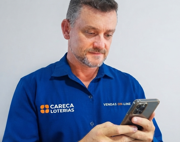Rodrigo utilizando o celular